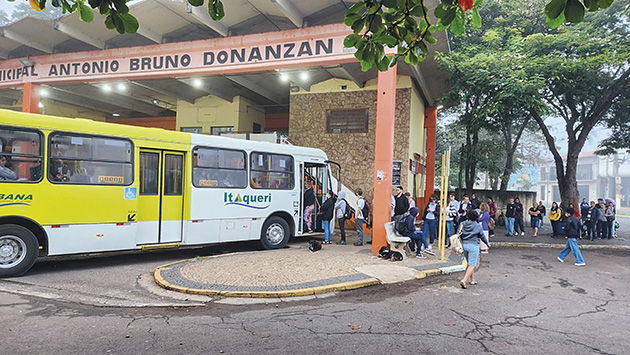 Passageiros reclamam de lotação de ônibus entre Rio das Pedras e