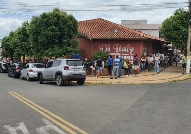 Fila com início na UBS ultrapassou a esquina da avenida