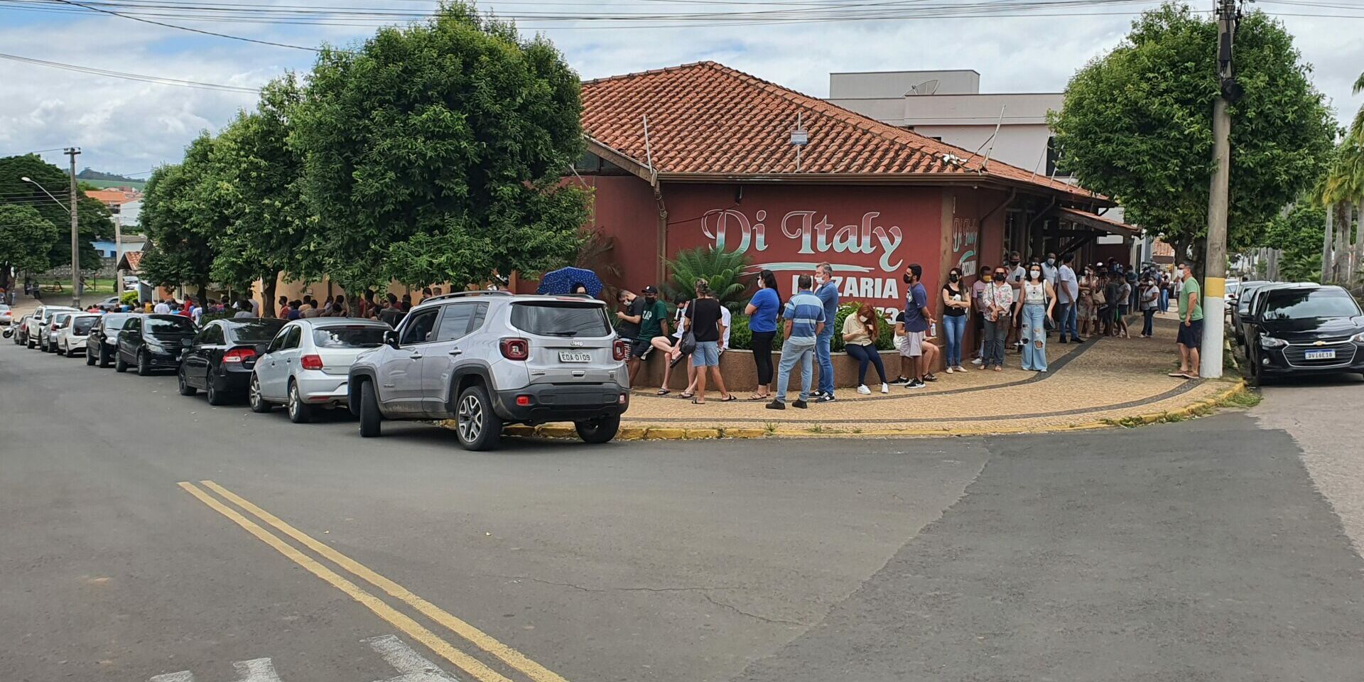 Fila com início na UBS ultrapassou a esquina da avenida