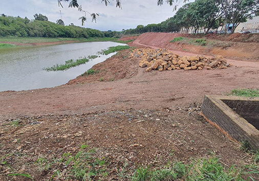 De acordo com o parlamentar, a autorização da Cetesb se estende para a
limpeza das margens do reservatório dos fundos da área, próxima a fazenda