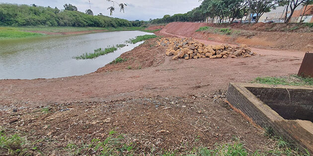 De acordo com o parlamentar, a autorização da Cetesb se estende para a
limpeza das margens do reservatório dos fundos da área, próxima a fazenda