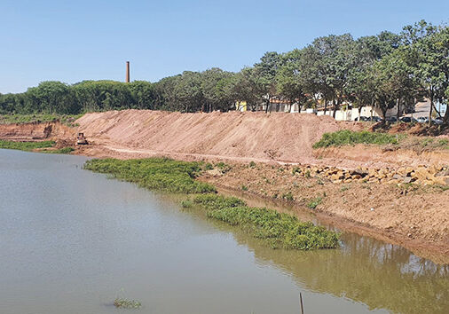 A autorização da Cetesb, segundo Vieira, se estende para a limpeza
das margens do reservatório dos fundos da área, próxima a fazenda