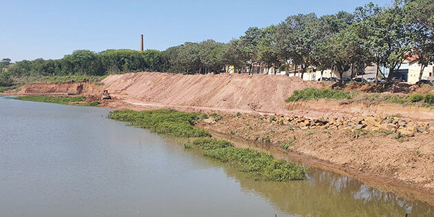 A autorização da Cetesb, segundo Vieira, se estende para a limpeza
das margens do reservatório dos fundos da área, próxima a fazenda