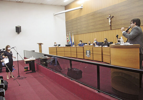 CAPA População participa de audiência para debater tarifa do lixo