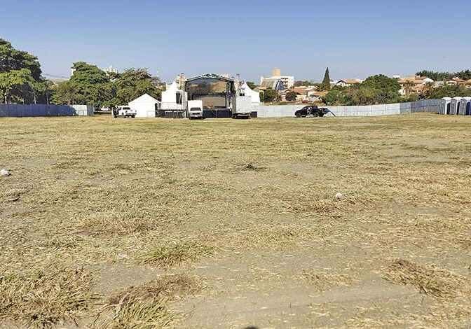 Recinto do Rodeio é preparado para receber veículos no Cine Drive-In