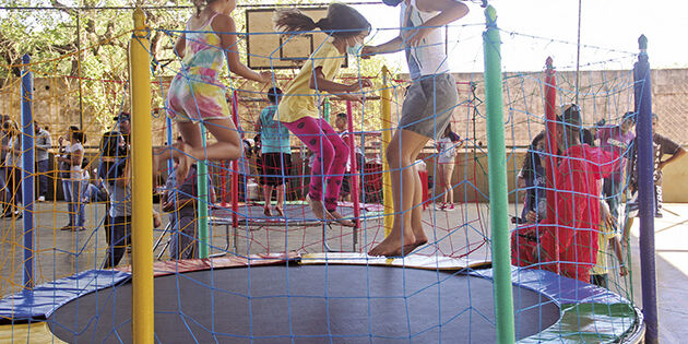 Crianças se divertem com festa na quadra da escola02