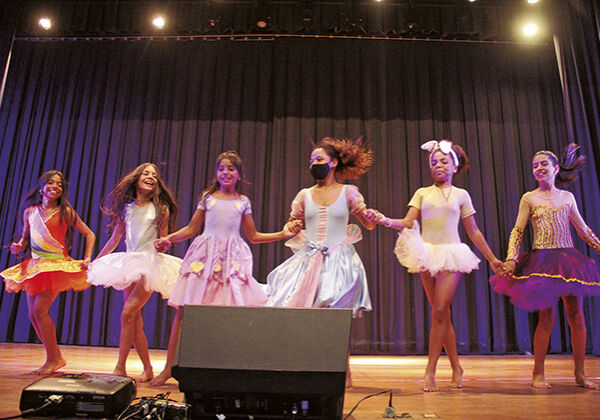 Houve apresentação de dança, canto e música com instrumentos