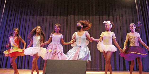 Houve apresentação de dança, canto e música com instrumentos