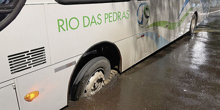 Legenda_-Ônibus-com-passageiros-fica-preso-em-buraco_1